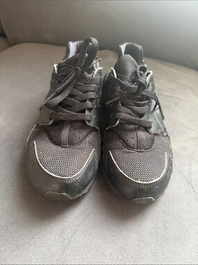 Black Hurrachi Nike Sneakers - Mesh & Leather Upper